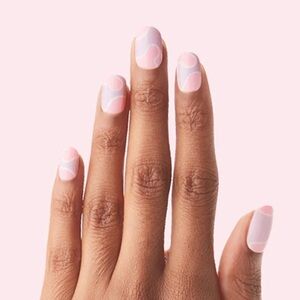 Olive and June The Instant Mani Press-On 42 Nails Groovy Swirl Short Round